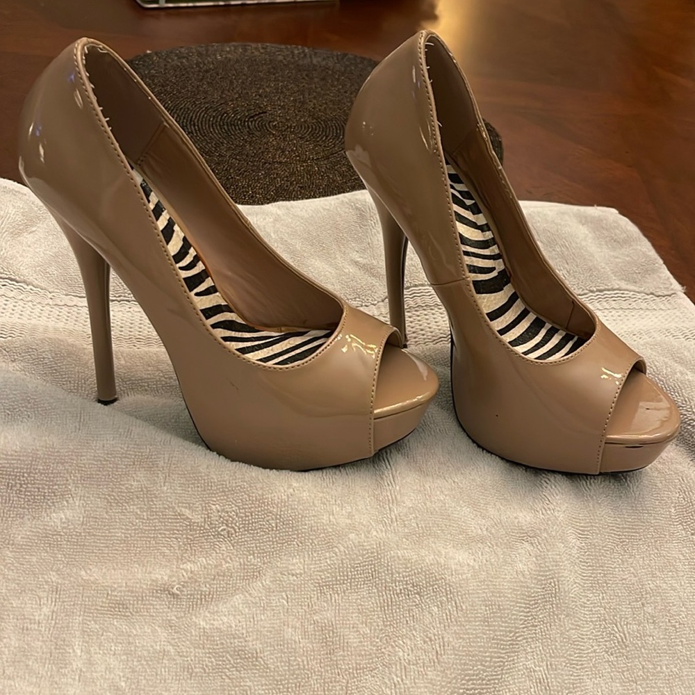 Heels tan peep toe! Size 7.5 / 38 / 5” heel

Make me an offer!Will sell in bulk!